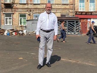 Виктор Марков осмотрел благоустройство дворовой территории образовательного учреждения